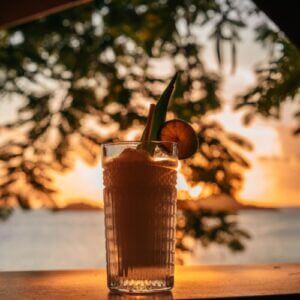 Cocktail avec vue mer pour le coucher de soleil